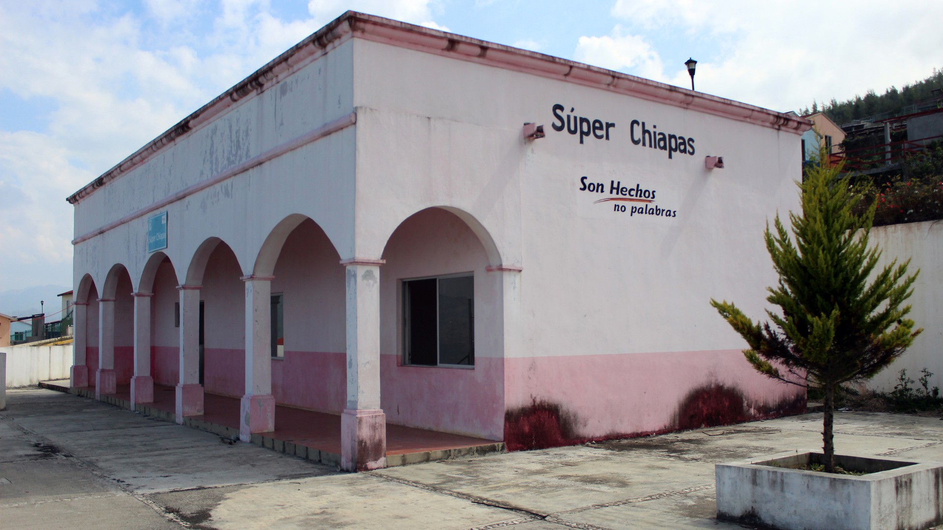 Supermarket Super Chiapas stands in the Sustainable Rural City of Santiago el Pinar. (Photo by Andrea Martinez.)