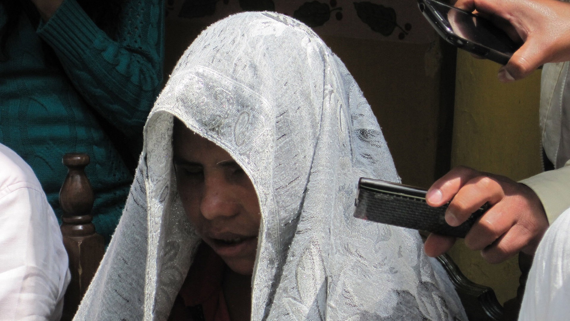 Lesvia Entzin Gómez tells reporters in San Cristóbal de las Casas, Chiapas, Mex., about the day in July 2013 when her husband shot and blinded her. (Photo by Laurie Liles.)