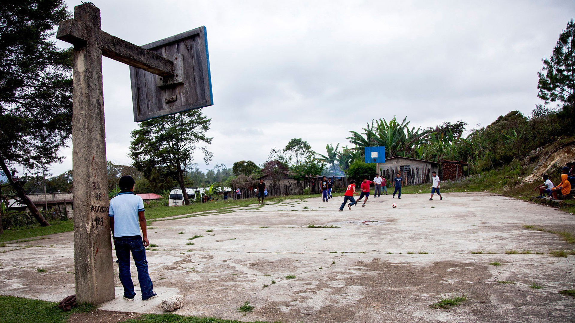 A group of indigenous people play soccer on a basketball court in a Zapatista village in Chiapas, Mexico March 13, 2014. (Photo by Connor Radnovich.)