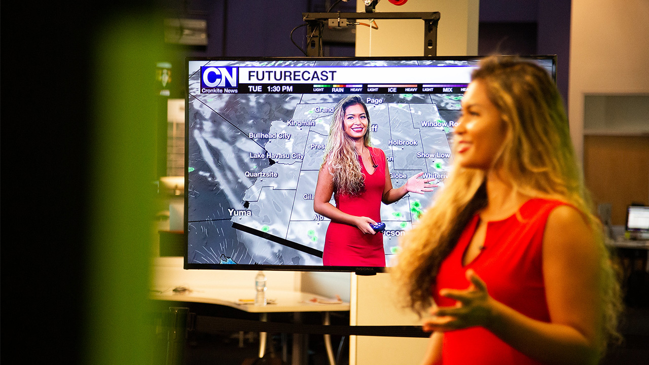 A Cronkite News reporter discusses the weather on tv.